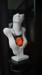 ic-mekan-turuncu-heykel